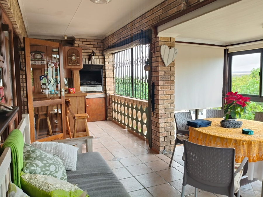 6 Bedroom Property for Sale in Paradise Beach Eastern Cape